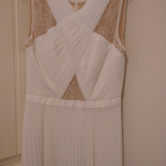 White dress BCBG MAXAZRIA size 8 - Picture 1 of 6